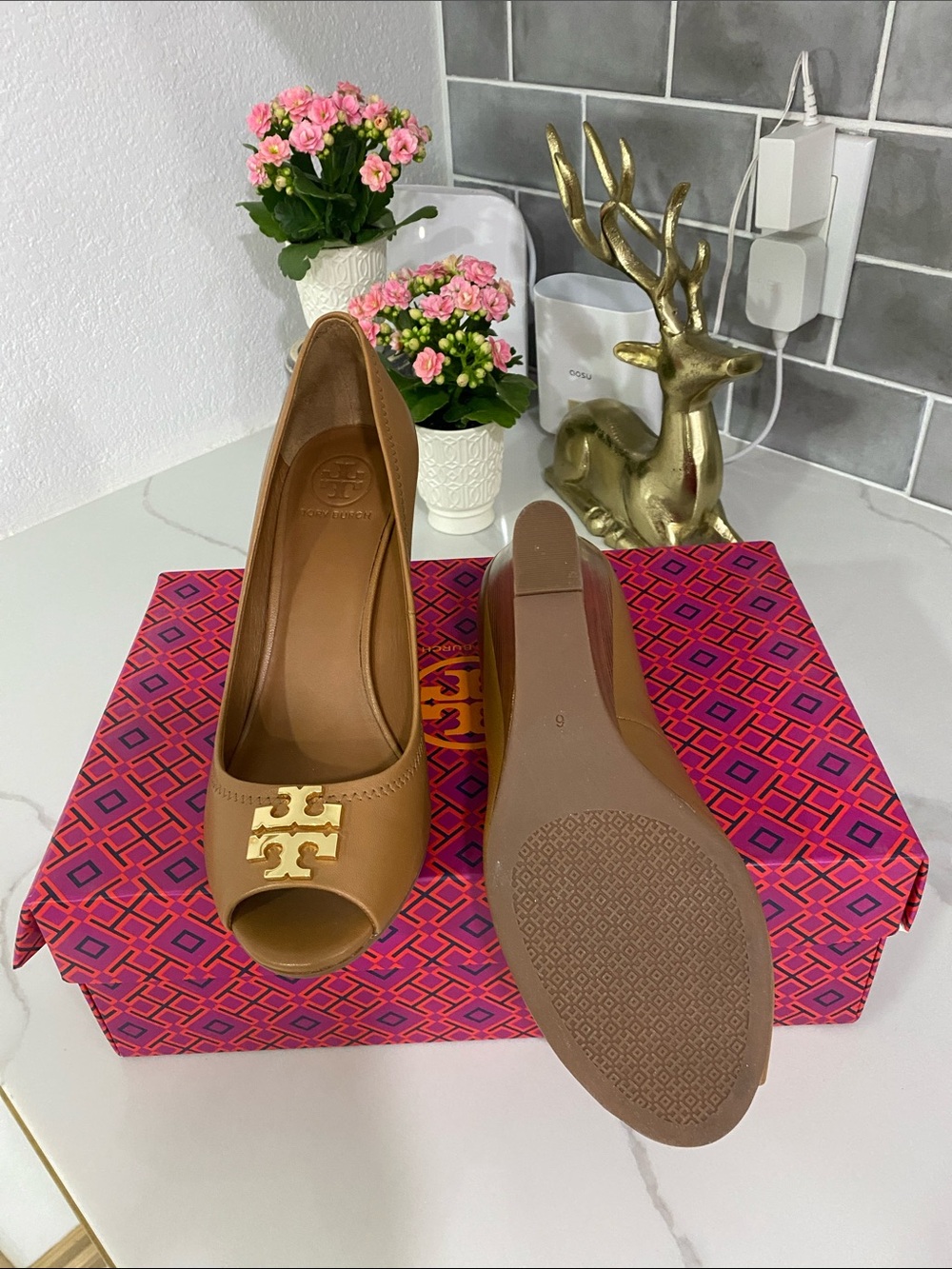 Tory Burch Tan Leather Peep-Toe Pumps with Gold Logo - Picture 3 of 6